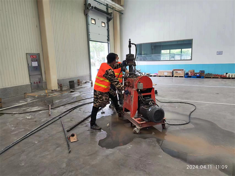 新洲厂房地面下沉塌陷注浆加固施工